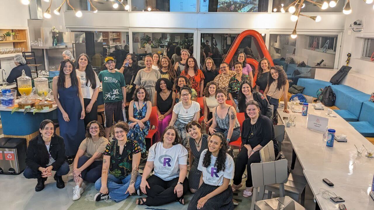 R-Ladies Sao Paulo attendees' group photo. The group is around 30 people smiling. Haydee is wearing an R-Ladies T-shirt